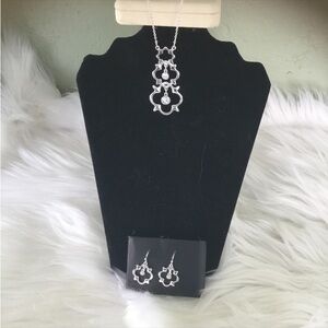 Avon Keystone Long Pendant necklace and earring set silver tone 
New in …